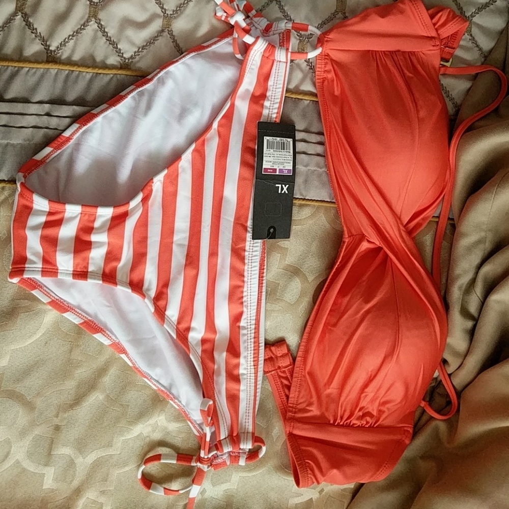 Bikini set.